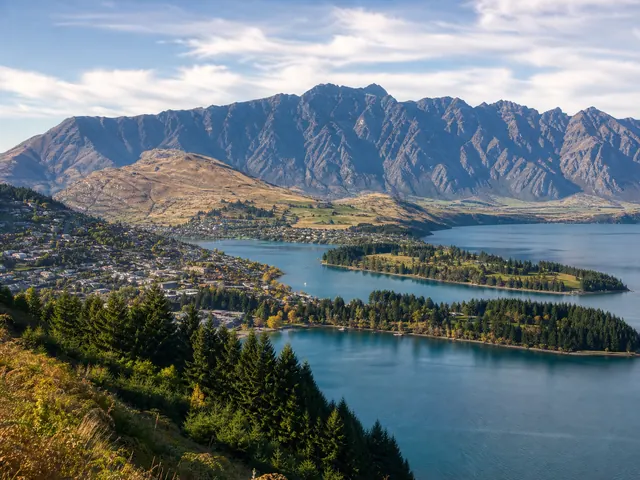 Lake and mountain scenery in New Zealand